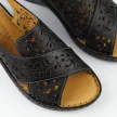 Czarne skórzane sandały damskie na koturnie VINCEZA 43013