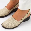Beżowe skórzane sandały damskie na koturnie VINCEZA 43010
