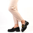 Czarne loafersy na traperze, mokasyny damskie ze złotym łańcuchem La.Fi 031B-XC