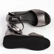 Srebrne skórzane POLSKIE sandały damskie na koturnie z zakrytą piętą SUZANA AR636