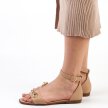 Beżowe płaskie sandały damskie z zakrytą piętą ze złotym łańcuchem VINCEZA 17189
