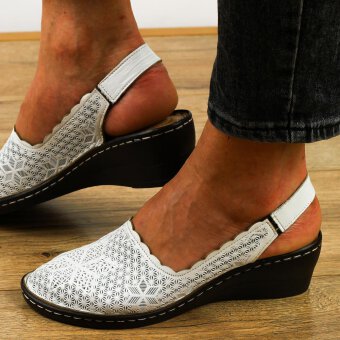 Białe skórzane sandały damskie na koturnie VINCEZA 43010