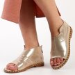 Złote płaskie zabudowane sandały damskie T.SOKOLSKI FD09