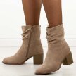 Beżowe jesienne zamszowe botki damskie na obcasie S.Barski 52-516