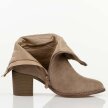 Beżowe jesienne zamszowe botki damskie na obcasie S.Barski 52-516