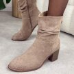 Beżowe jesienne zamszowe botki damskie na obcasie S.Barski 52-516