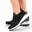 Czarne sneakersy, sportowe buty damskie McKeylor 13544