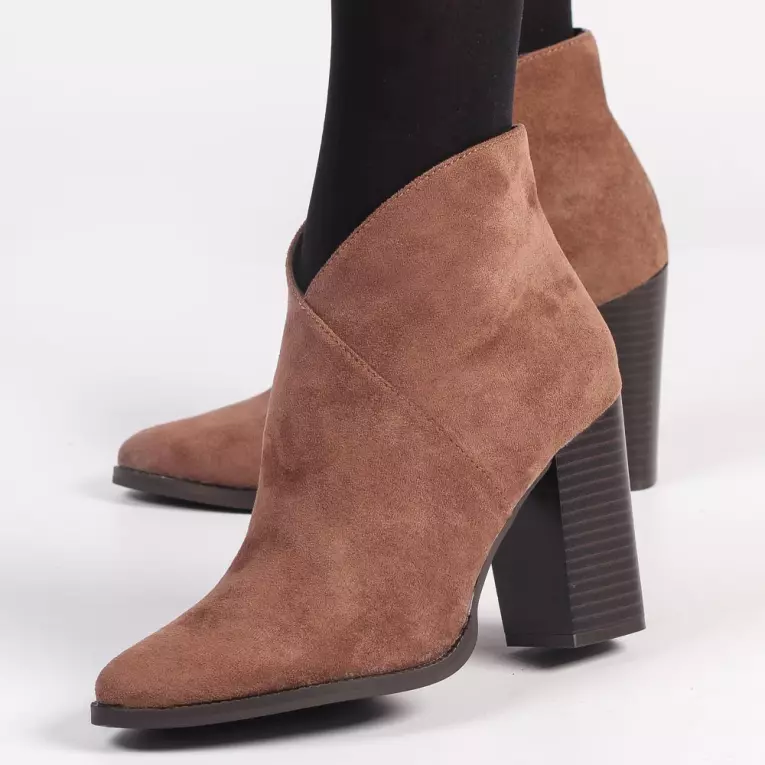 Zamszowe botki damskie na słupku FILIPPO DBT1575/21 TAUPE