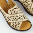 Beżowe skórzane sandały damskie na koturnie VINCEZA 43013