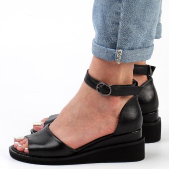 Czarne skórzane POLSKIE sandały damskie na koturnie z zakrytą piętą SUZANA AR635