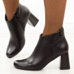Czarne skórzane botki damskie na słupku Jezzi Ol21-2