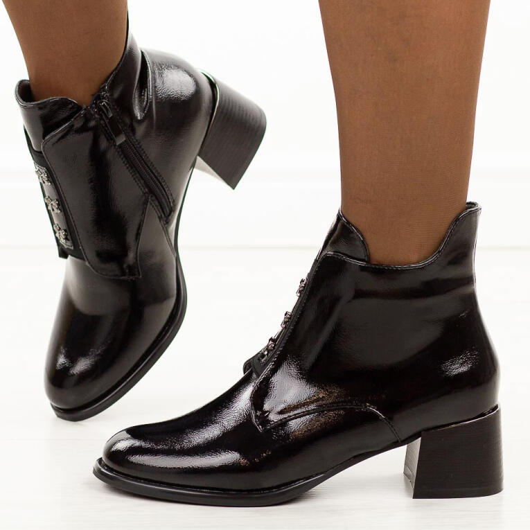 Czarne lakierowane botki damskie na obcasie M.Daszyński 2481-9