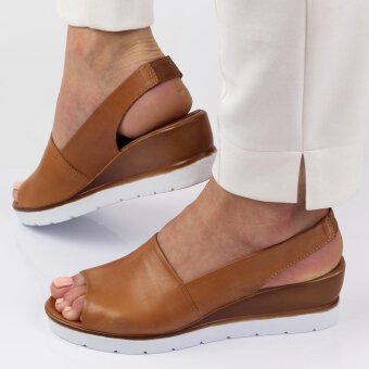Brązowe skórzane sandały damskie na koturnie POTOCKI 77007