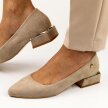 Beżowe zamszowe czółenka damskie na obcasie VINCEZA 20198