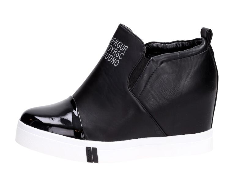 Czarne botki na koturnie sneakersy 252