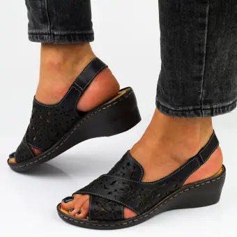 Czarne skórzane sandały damskie na koturnie Vinceza 43013