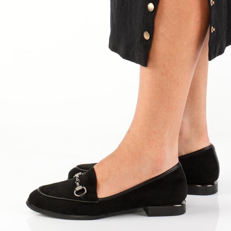 Czarne loafersy damskie na obcasie, półbuty JEZZI 2167-1