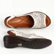 Białe skórzane sandały damskie na koturnie VINCEZA 43001