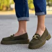 Skórzane khaki mokasyny damskie, loafersy z łańcuchem FILIPPO DP4916/23