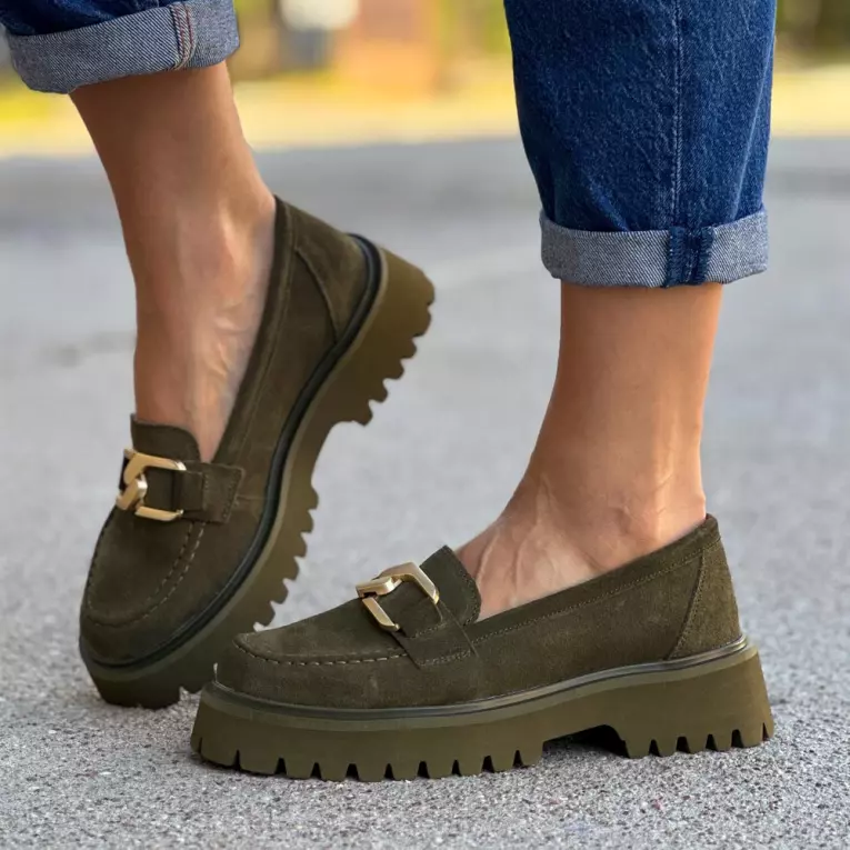 Skórzane khaki mokasyny damskie, loafersy z łańcuchem FILIPPO DP4916/23