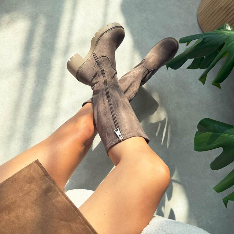 Beżowe zamszowe kozaki damskie na obcasie Vinceza 58332