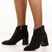 Czarne zamszowe botki damskie na słupku DiA 52-133