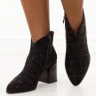 Czarne zamszowe botki damskie na słupku DiA 52-133