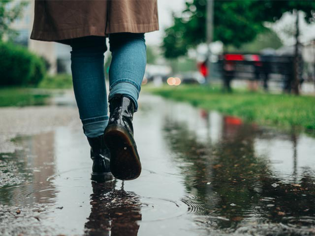 Jak postępować z przemoczonym obuwiem? Wybierz odpowiednie buty na niepogodę!